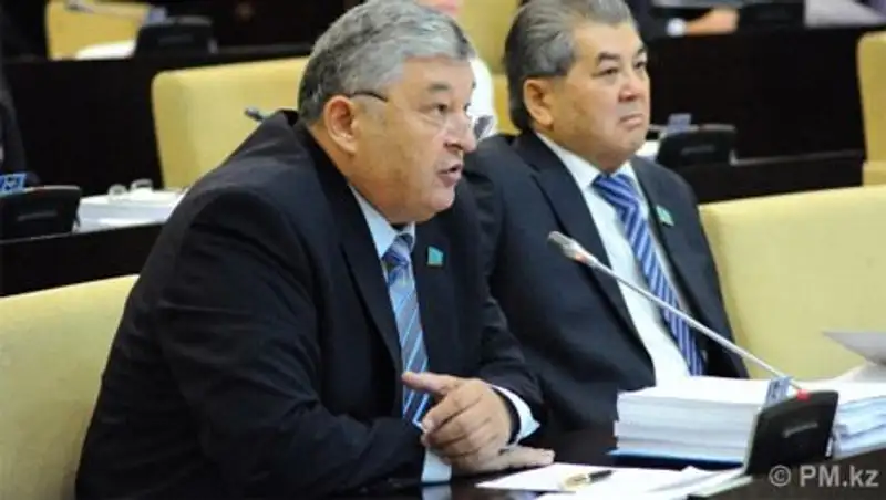 Сокращением расходов на оборону Казахстана недовольны сенаторы