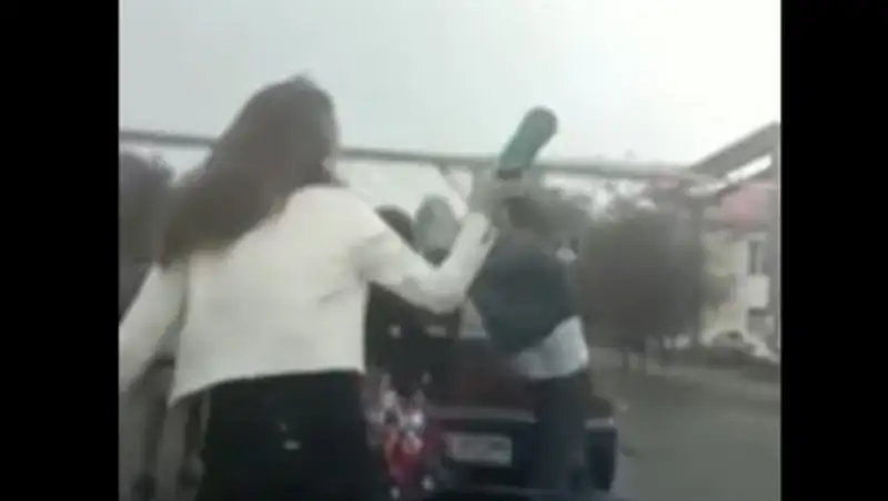 В Сети появилось видео жестокой драки четырех девушек и парня в Атырау