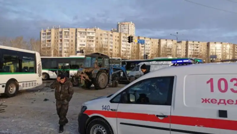 ДТП с трактором в Нур-Султане: пострадавшего готовят к операции