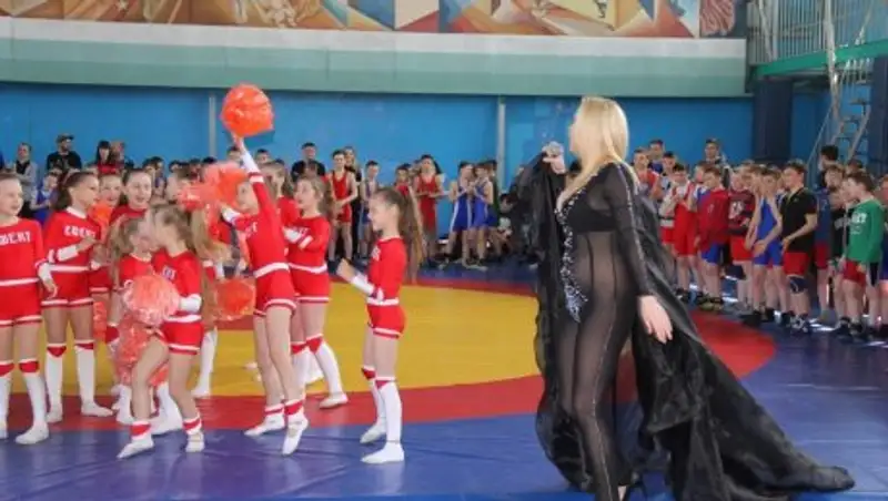Украинская певица выступила перед детьми без нижнего белья