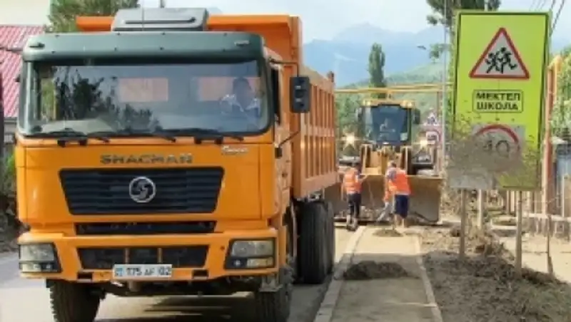 В Алматы специалисты восстанавливают поврежденные селем коммуникации