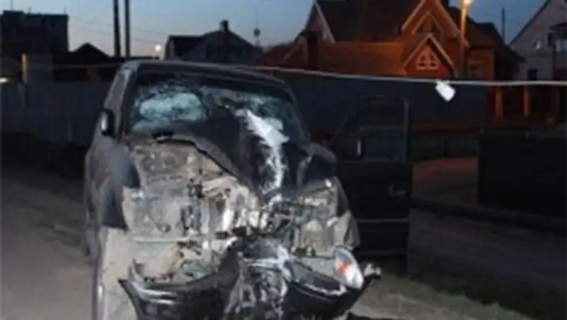 В Уральске Toyota Land Cruiser снесла световую опору