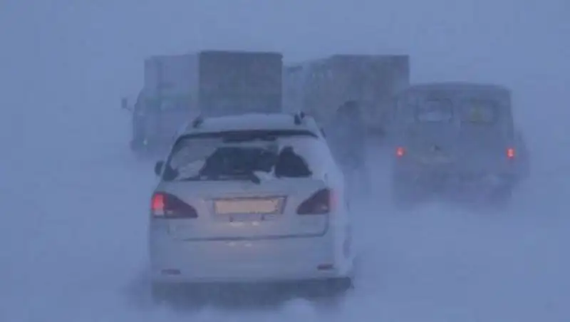 В ВКО в выходные из снежных заносов вызволено 185 автомобилей