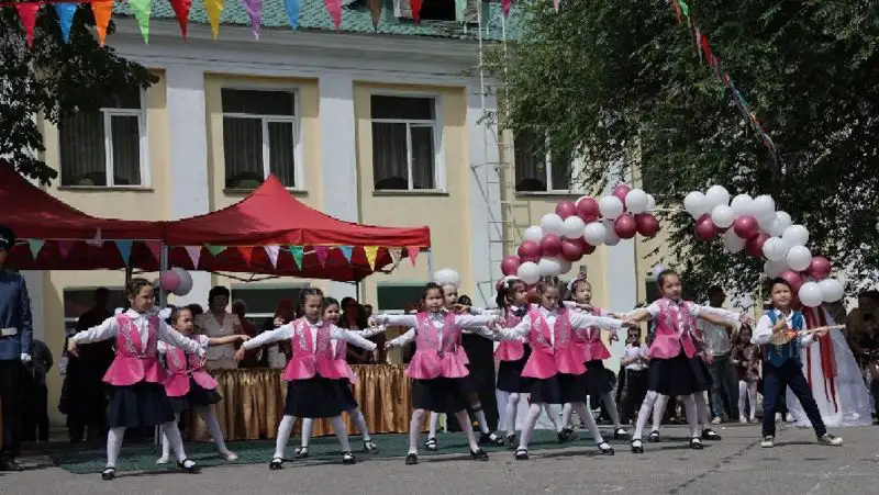 Алматы, школы, последний звонок, фоторепортаж, фото - Новости Zakon.kz от 25.05.2022 11:48