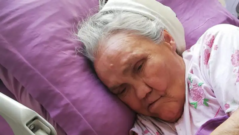 Назвалась именем умершего. Медики ищут родных найденной в Алматы бабушки