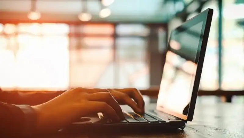 Опрос: 73% офисных сотрудников Алматы и Астаны «сидят» в социальных сетях в рабочее время