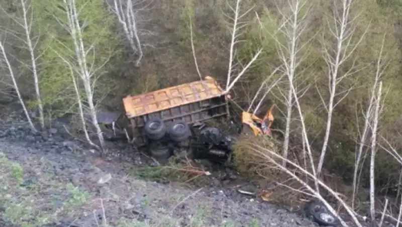 В ВКО грузовик сорвался в пропасть, два человека погибли