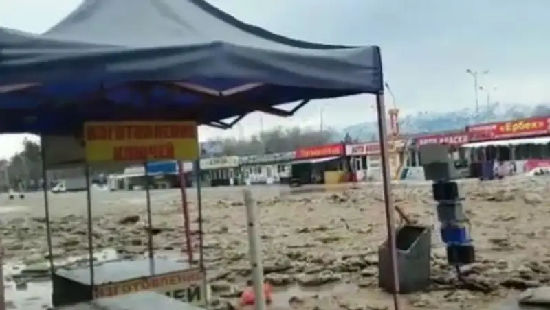 В Алматы ликвидируют потоп на рынке "Жибек-Жолы"