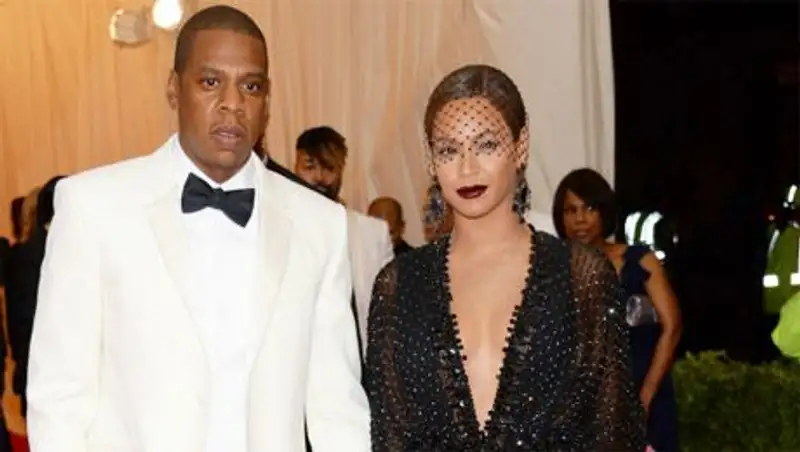 Семья рэпера Jay-Z извинилась за инцидент в лифте