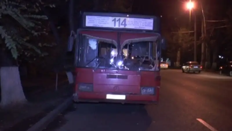 Пассажирский автобус насмерть сбил мужчину в Алматы