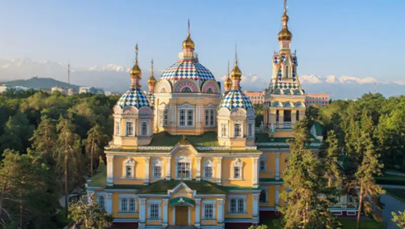 Православные христиане празднуют пасху