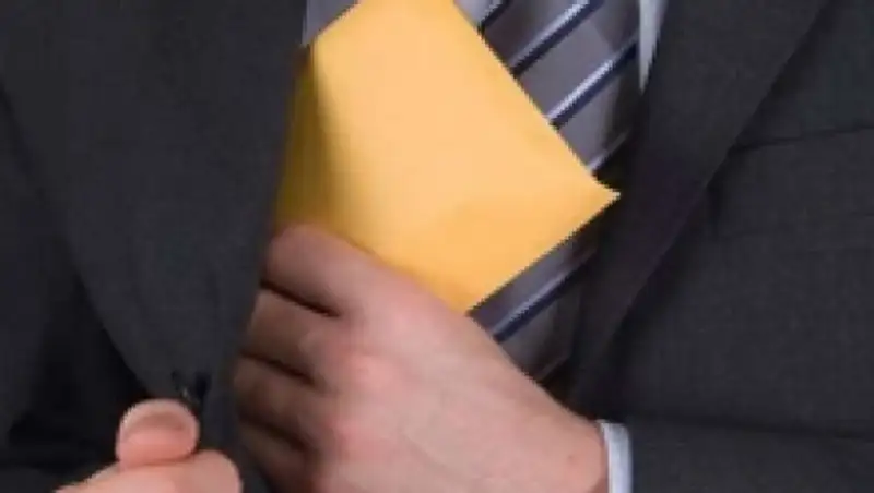 В ВКО сельский аким, занимавший должность 14 лет, осужден за дачу взятки