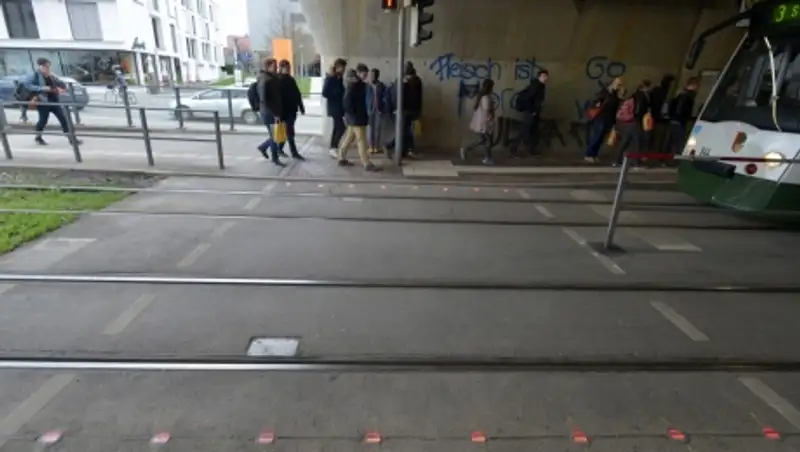 В Германии для «смартфонных зомби» встроили светофор в пешеходный переход