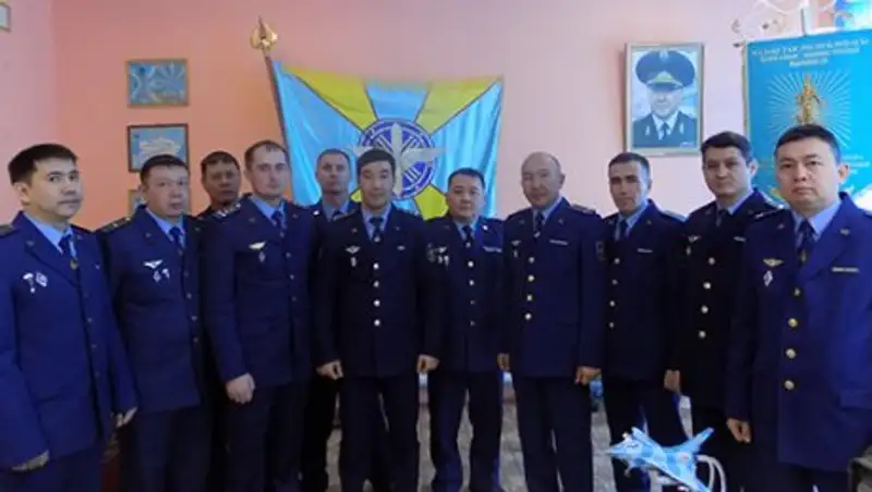 Летчики-истребители отрабатывают полеты в сложных метеоусловиях