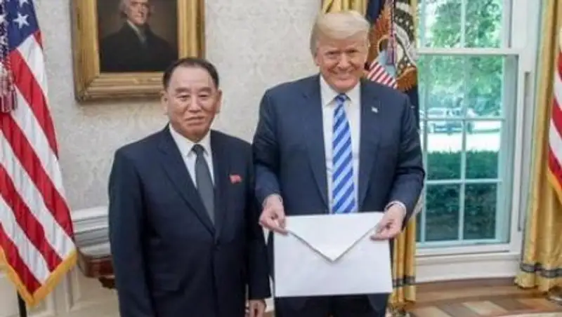 Трамп показал письмо Ким Чен Ына
