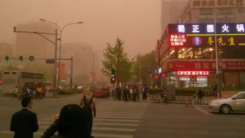 На Пекин обрушилась песчаная буря, окрасив небо в ядовито-жёлтый цвет