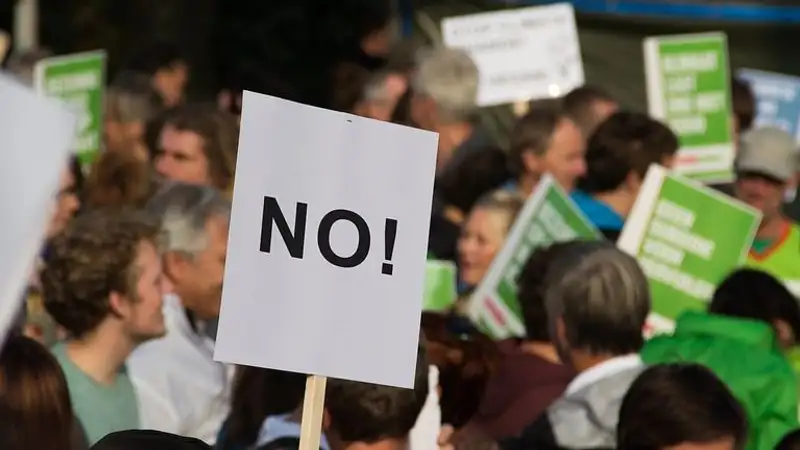 Почти миллион человек вышли на манифестации против пенсионной реформы во Франции