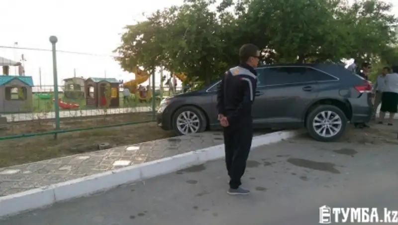 В результате аварии в Актау автомобиль чуть не снес ворота детской площадки