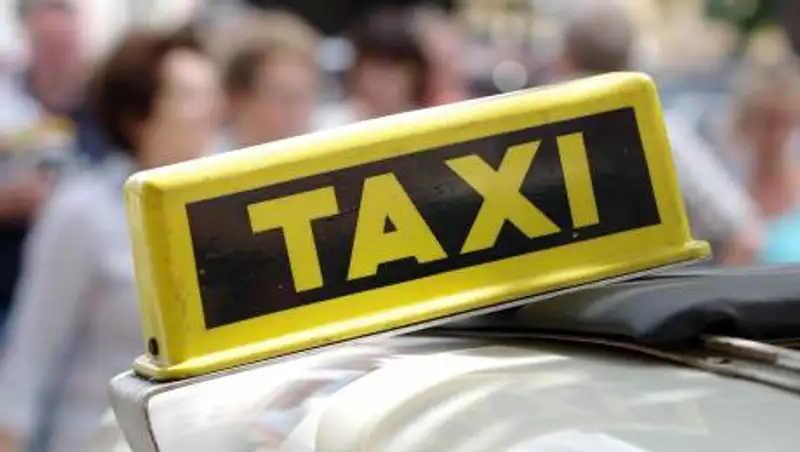 Таксиста арестовали за просмотр порно при девушке