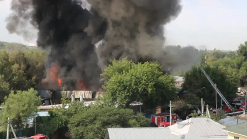 Кадры с места пожара на складе в Алматы