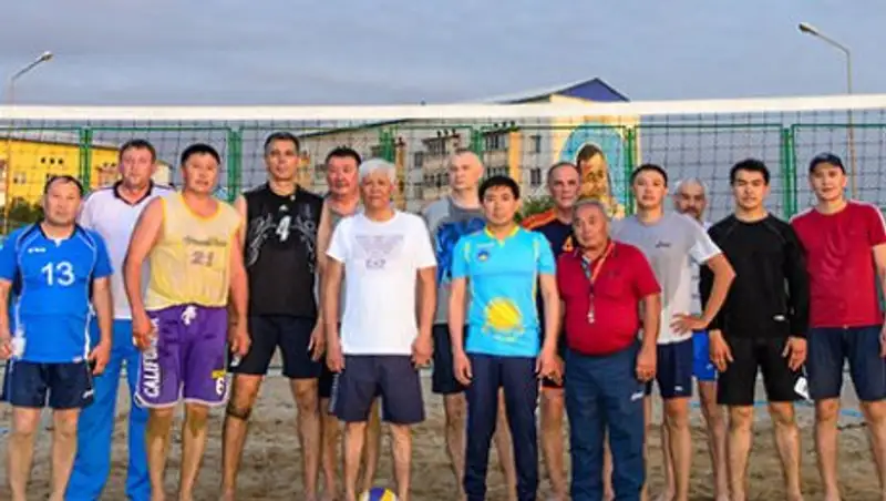 Аким Алматинской области Амандык Баталов провел товарищеский матч по волейболу