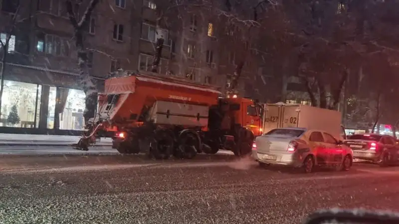 На улицы Алматы вывели 512 снегоуборочных машин