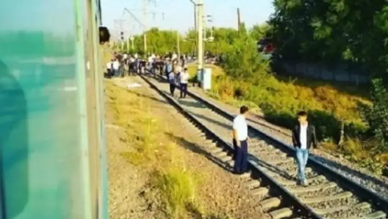 Трагедия на железной дороге: в Алматинской области поезд насмерть сбил девушку в наушниках