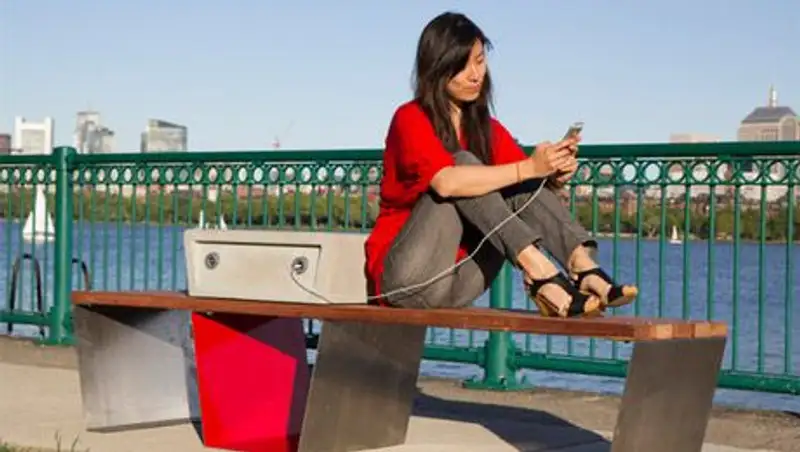 Бостон получил скамейки, заряжающие смартфоны солнечной энергией