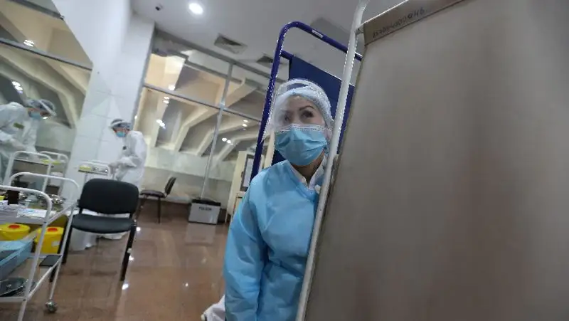 Менее трех тысяч казахстанцев лечатся от COVID-19