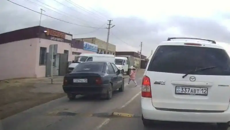 Шестилетняя девочка попала под колеса авто в Мангистауской области