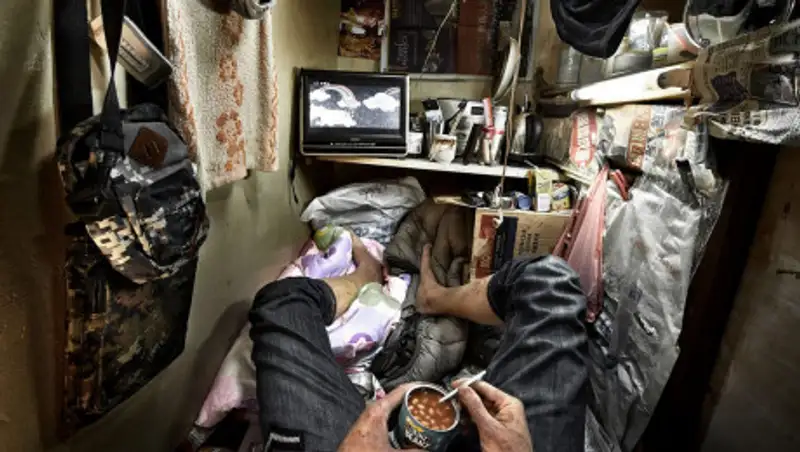 Как живут в "клетках-гробах" Гонконга. Фотографии Бенни Лэма