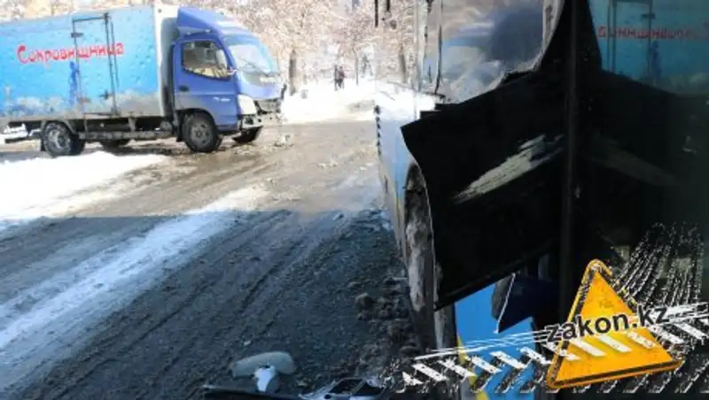 Грузовик серьезно помял троллейбус в Алматы