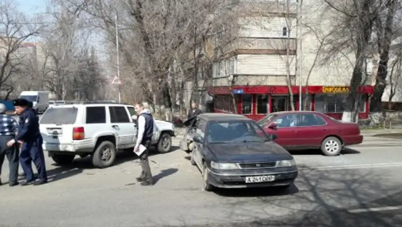 Женщина с ребенком пострадали в ДТП в Алматы