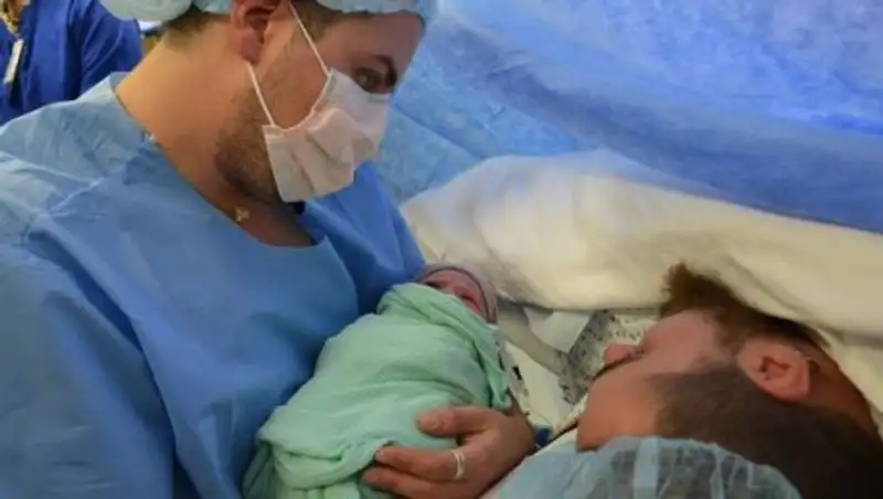 Трансгендер родил ребенка без пола