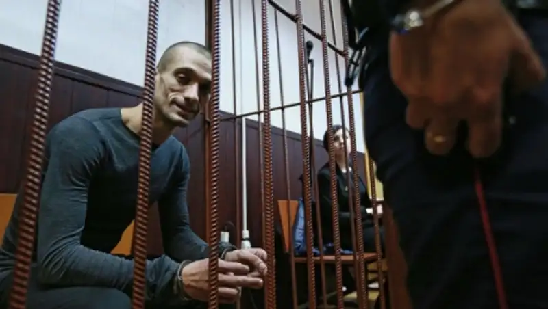 Защита скандально известного художника Павленского обжаловала его арест