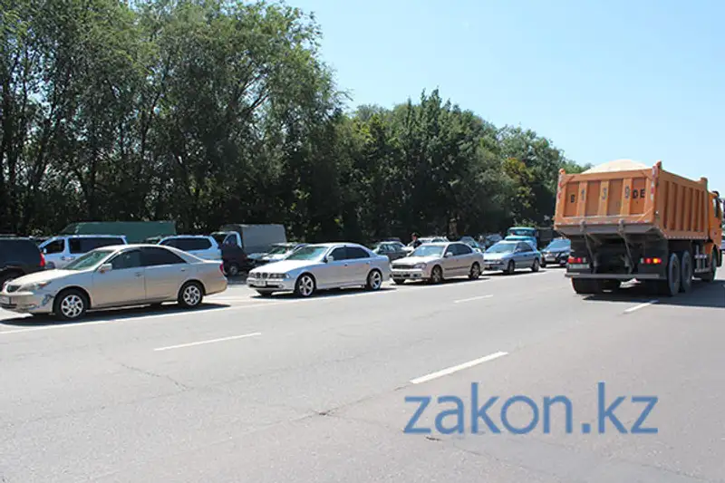 «Я паркуюсь как...»: эпопея со стихийными парковками в Алматы не заканчивается (фото), фото - Новости Zakon.kz от 22.08.2013 16:36