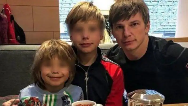 Аршавин впервые за пять лет увиделся со своими тремя детьми