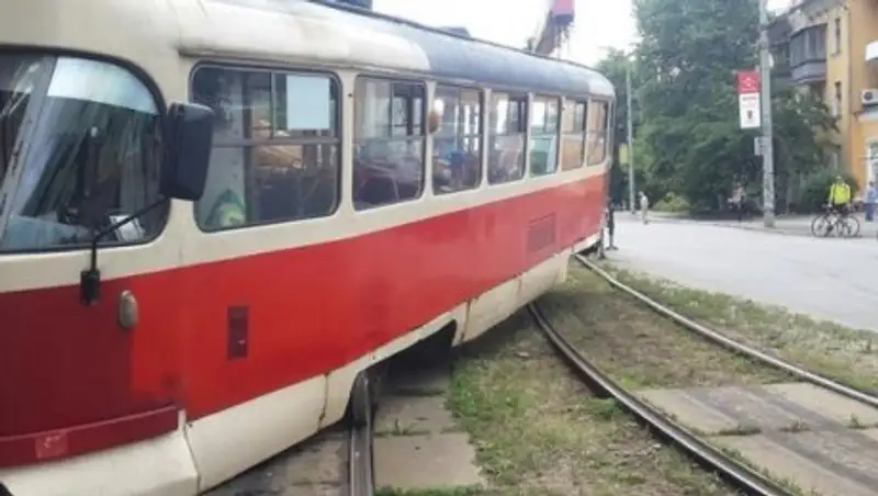 В Павлодаре трамвай сошел с рельсов и оставил без света район
