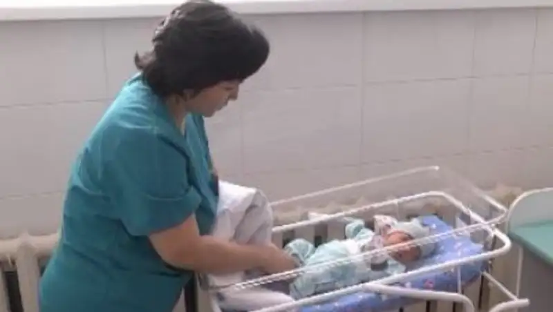 Казахстанцы хотят усыновить младенца, найденного в мусорном баке