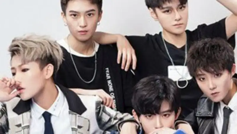 Участники китайского бойз-бэнда оказались девушками