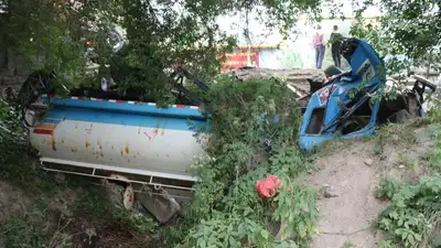 Большегруз с серной кислотой опрокинулся на трассе в ВКО, фото - Новости Zakon.kz от 07.04.2023 01:48