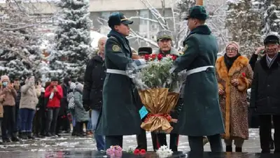Венки у мемориала Алматы, фото - Новости Zakon.kz от 15.02.2022 19:55