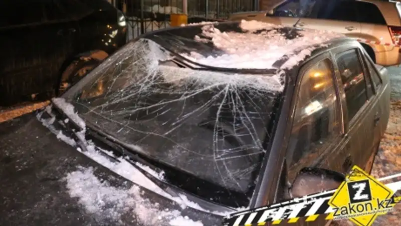 В Алматы упавший с высотки снег разбил две машины