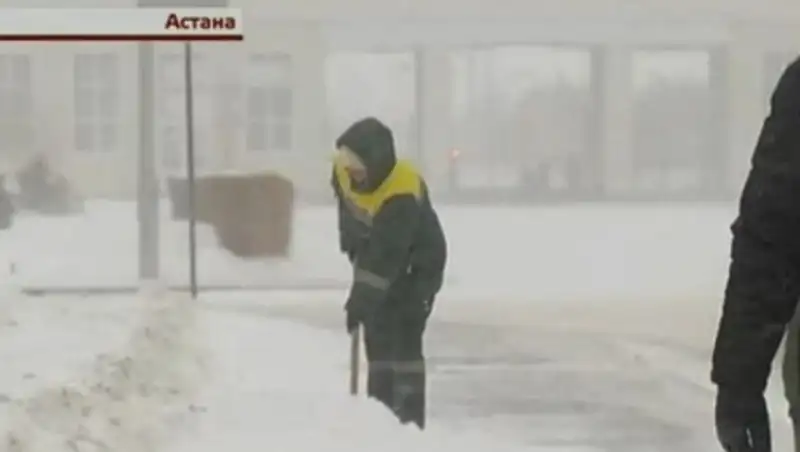 Как снег на голову: регионы борются с последствиями метелей и гололеда