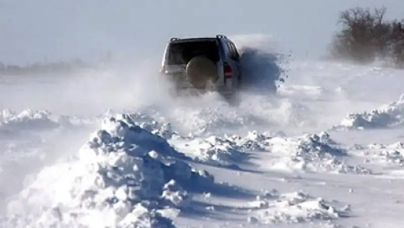 КЧС определил 1,5 тыс опасных участков дорог по заносу снега