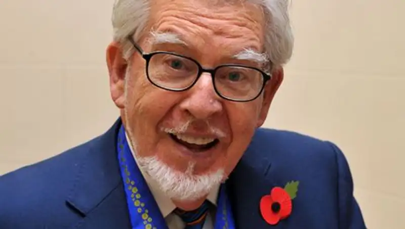 Осужденный за педофилию экс-ведущий BBC задабривает сокамерников сладостями