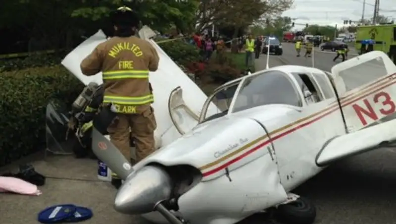 Самолёт разбился на глазах у автомобилистов в Вашингтоне