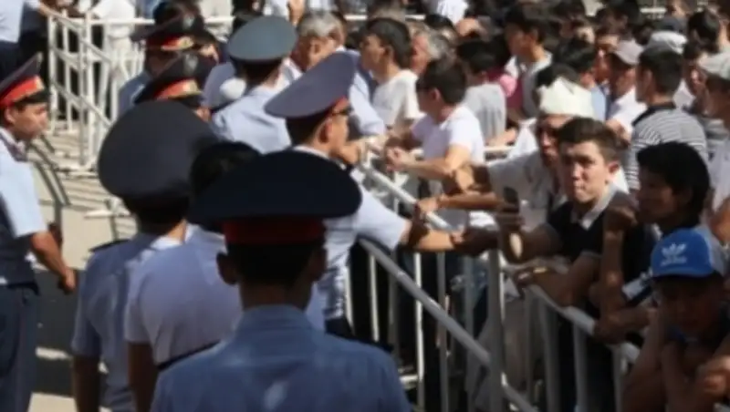 В Актобе у кассы перед стадионом творится беспредел с билетами