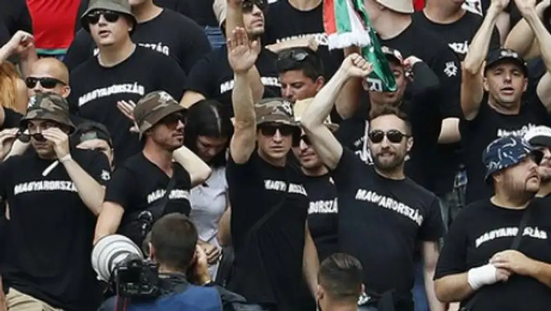 Венгерские фанаты продемонстрировали нацистское приветствие на матче с Исландией