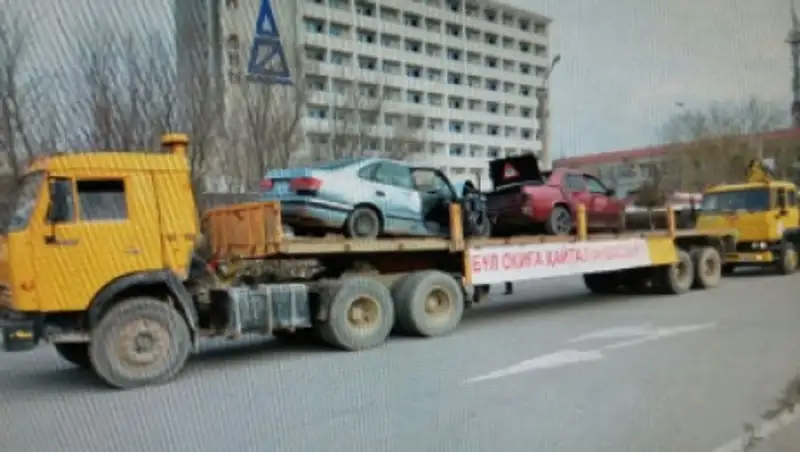 Разбитые в ДТП автомобили провезли по улицам Атырау 